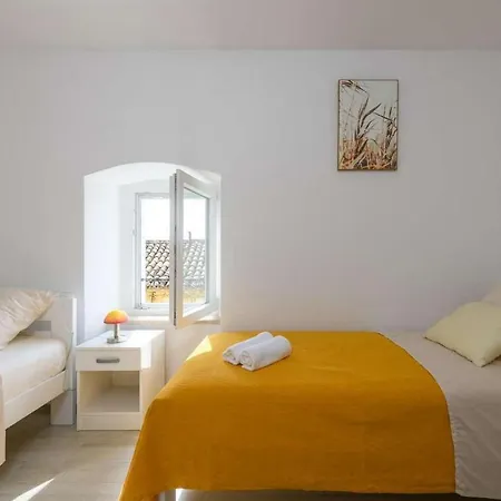 Holiday home Zvanya *
